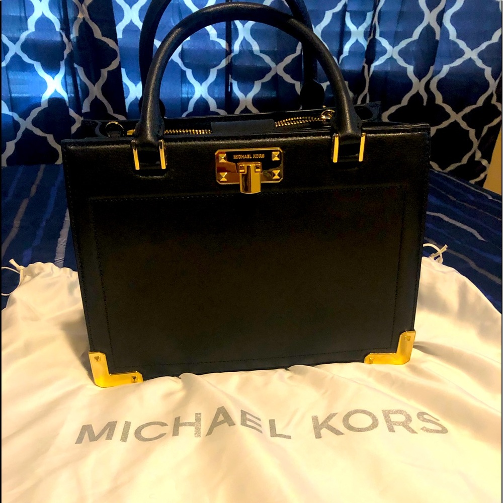 Like new Beautiful Authentic Mk black crossbody bag can remove the straps